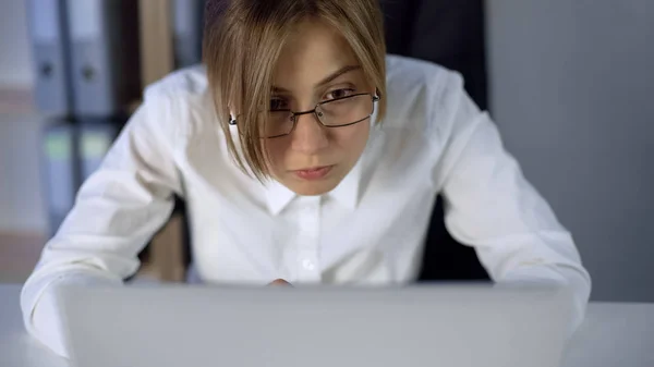 Garota Sobrecarregada Olhando Para Tela Computador Olhos Bem Abertos Trabalhando — Fotografia de Stock