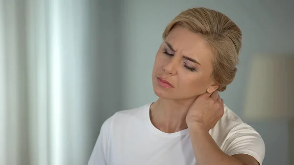 Gut Aussehende Blonde Frau Mit Nackenschmerzen Sitzendem Leben Gesundheitlichen Problemen — Stockfoto