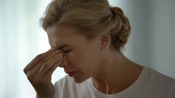 Frau Mit Schrecklicher Migräne Massierender Nasenbrücke Gesundheitlichen Problemen — Stockfoto