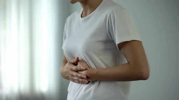 Mulher Com Dor Estômago Tocando Barriga Sofrendo Gastrite Pancreatite — Fotografia de Stock