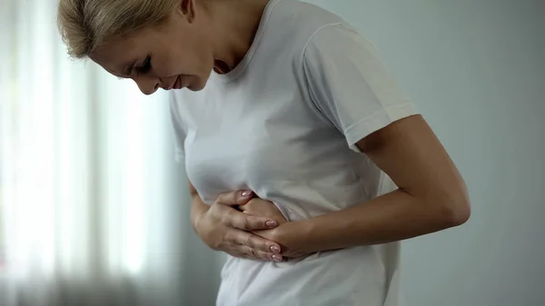 消化器系疾患の症状 健康に触れる胃の痛みを持つ女性 — ストック写真