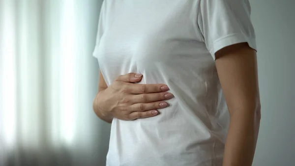 過食症 過食後の胃の不快感を感じ 腹に触れる女性 — ストック写真