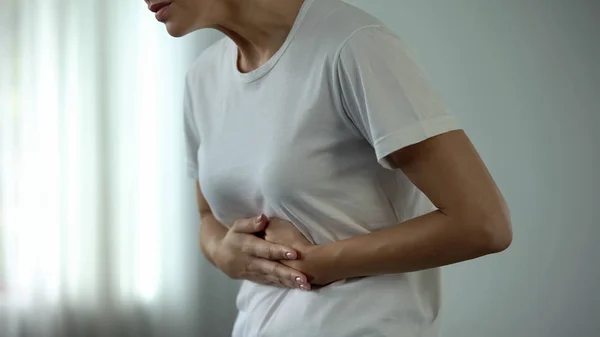 Mulher Bonita Sentindo Dor Estômago Inchaço Após Comer Demais Problema — Fotografia de Stock