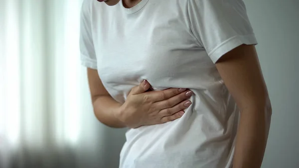 Sensación Femenina Dolor Estómago Sufrimiento Úlcera Péptica Resultado Una Alimentación — Foto de Stock