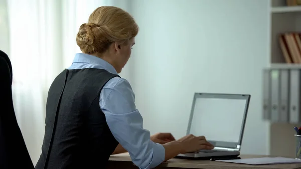 Женщина Секретарь Печатает Ноутбуке Офисе Плотный График Работы Вид Сзади — стоковое фото