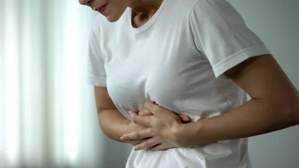 鋭い胃の痛み 健康に苦しんで 腹に触れる若い女性 — ストック写真