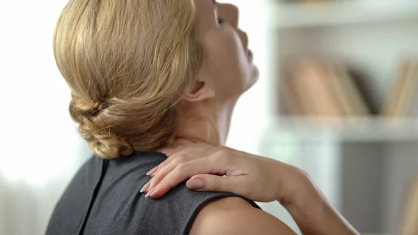 Перевтома Жінка Відчуває Сильний Біль Плечі Нервове Запалення Вид Ззаду — стокове фото