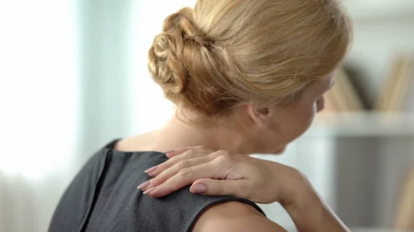 Sekretärin Leidet Schulternervenentzündung Starken Schmerzen Rückenansicht — Stockfoto