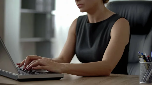 Красива Секретарка Працює Ноутбуці Офісі Жорсткий Графік Крупним Планом — стокове фото