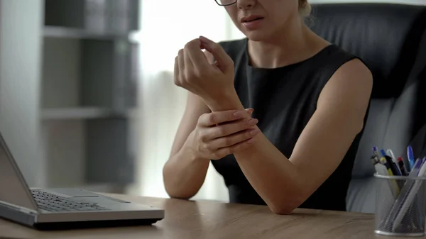 Женщина Работает Ноутбуке Чувствует Боль Запястье Остеоартрит Воспаление Суставов — стоковое фото