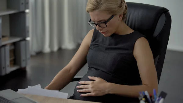 Schwangere Geschäftsfrau Atmet Büro Kaum Frühgeburt Gesundheitsversorgung — Stockfoto