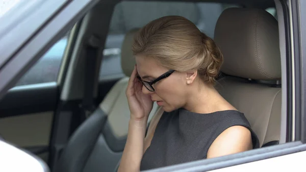 ズキズキに苦しむ車の女性頭痛 ストレスや過労の結果 — ストック写真