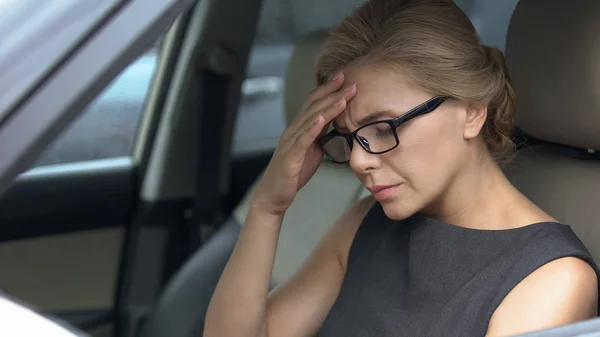 Blondine Mit Brille Sitzt Auf Fahrersitz Und Hat Furchtbare Kopfschmerzen — Stockfoto