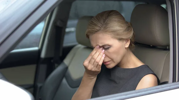Schöne Frau Auto Spürt Augenschmerzen Erschöpfung Nach Langer Fahrt — Stockfoto