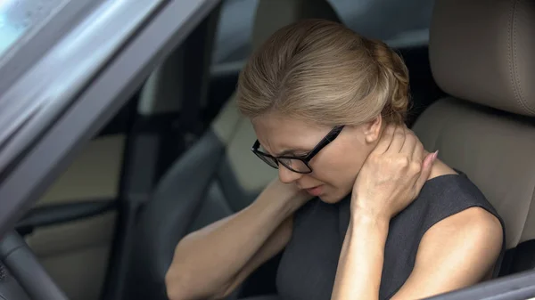 Uitgeput Vrouw Voelen Nekpijn Zittend Auto Spinale Probleem Gezondheid — Stockfoto