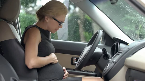 Беременная Женщина Сидит Автомобиле Чувствует Боль Животе Риск Выкидыша — стоковое фото