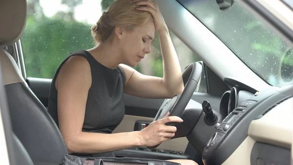 強い頭痛 ストレスの多い生活から自動車の苦しみに疲れ果てた女性 — ストック写真