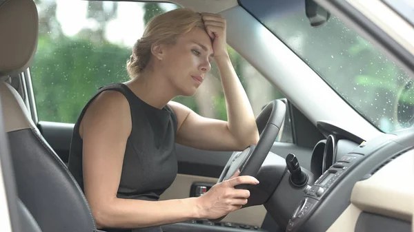 Motorista Feminina Deprimida Sentada Carro Pensando Problemas Vida Estresse — Fotografia de Stock