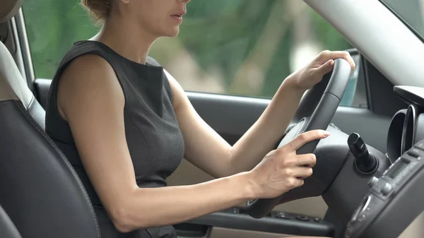 Mengejutkan Pengemudi Wanita Menjadi Saksi Dari Kecelakaan Mobil Peraturan Lalu — Stok Foto