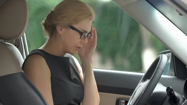 Ernsthafte Geschäftsfrau Auto Berührt Kopf Fühlt Schmerzen Nach Langem Harten — Stockfoto