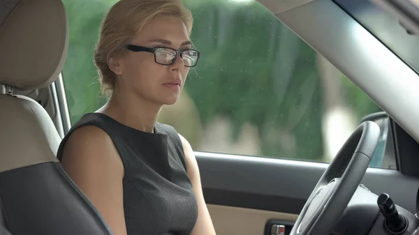 失望したビジネスの女性の車に座って 失われた利益を考える — ストック写真