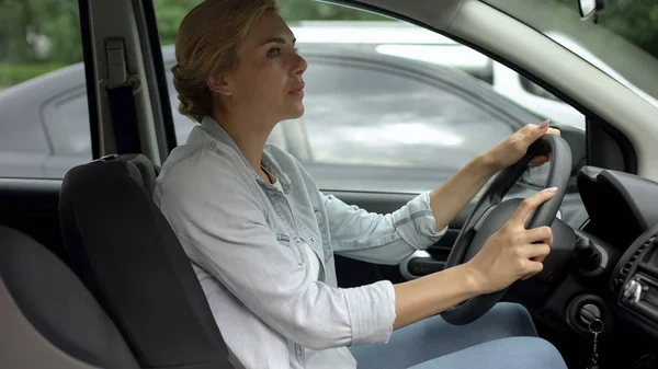 Mujer Mirando Atentamente Carretera Practicando Conducción Curso Pre Licencia — Foto de Stock