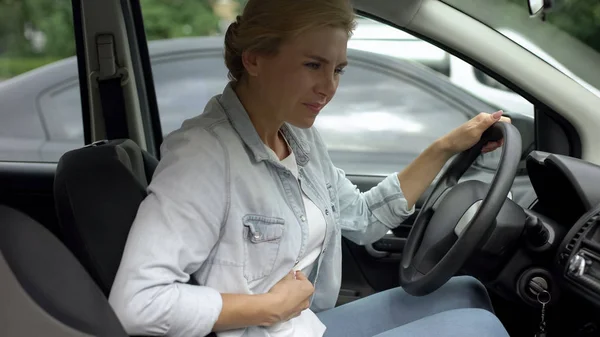 Frau Auto Sitzend Bauchschmerzen Symptome Einer Gastritis Gesundheitsfürsorge — Stockfoto