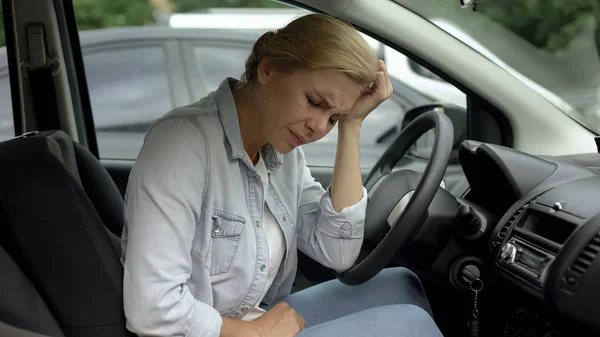 Zdenerwowana Kobieta Cierpi Bóle Głowy Siedząc Motoryzacji Migrena Zdrowie — Zdjęcie stockowe