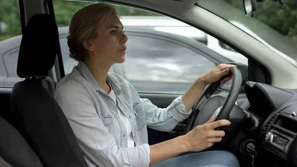 Mujer Montando Coche Conductor Sin Cinturón Teniendo Miedo Policía Las — Foto de Stock