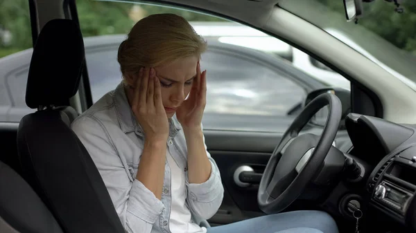 Blond Kobieta Cierpi Silne Migreny Siedząc Auto Ból Głowy Zaburzenia — Zdjęcie stockowe