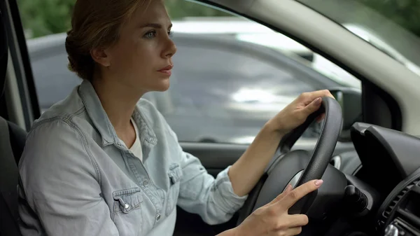 Framsätespassagerarna Kvinna Drivande Bil Risk För Olycka Trafikregler Och Förordningar — Stockfoto
