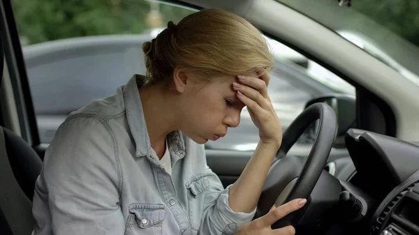 金髪女性に座って車 気持ち強い頭痛 鎮痛剤の必要があります — ストック写真