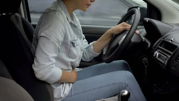 魅力的な女性の運転車は 強力な月経前痛みを感じて ホルモンの不均衡 — ストック写真