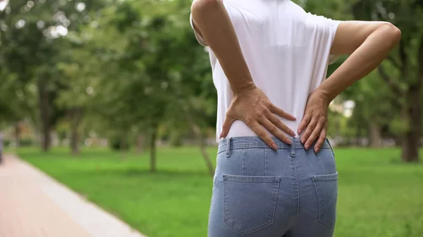 Mujer Delgada Caminando Parque Sintiendo Dolor Espalda Malestar Reumatismo Atención — Foto de Stock