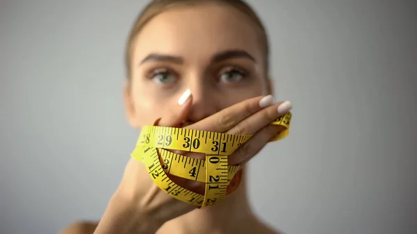 Menina Anoréxica Fechar Boca Com Fita Adesiva Conceito Restrição Alimentar — Fotografia de Stock