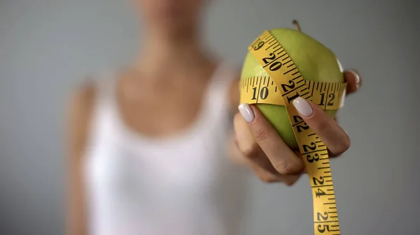 Menina Segurando Maçã Amarrada Com Fita Métrica Conceito Dieta Saudável — Fotografia de Stock