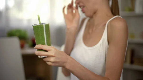 健康的な食事のためのスムージーを飲んだ後女性感嫌悪感 — ストック写真