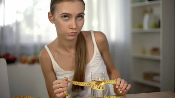 Chica Anoréxica Midiendo Vaso Agua Con Cinta Adhesiva Cuerpo Agotado — Foto de Stock