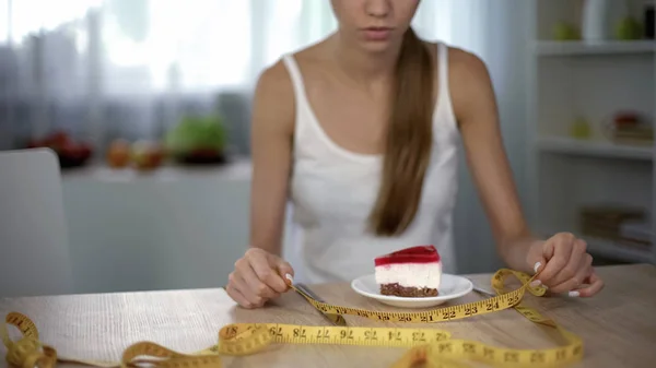 Девушка Измеряет Кусок Торта Лентой Боится Набрать Вес Пищевые Ограничения — стоковое фото