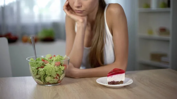 Menina Baixo Peso Escolher Entre Bolo Salada Saudável Alimentos Alta — Fotografia de Stock