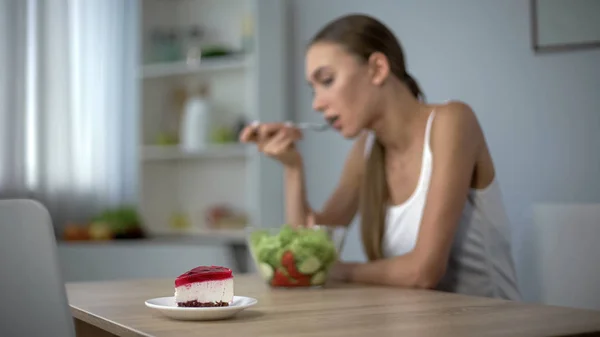 Mulher Magro Comer Salada Saudável Mas Sonhando Com Bolo Saboroso — Fotografia de Stock