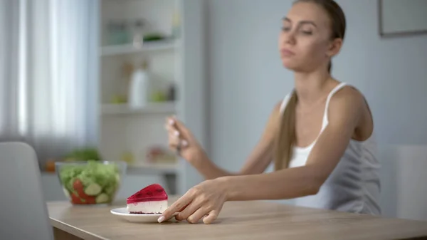 Girl Diet Prefers Cake Instead Salad Temptation Unhealthy Lifestyle — Stock Photo, Image