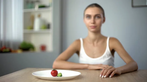 Menina Anoréxica Conscientemente Escolhendo Dieta Severa Doença Mental Corpo Faminto — Fotografia de Stock