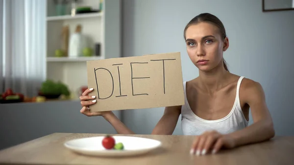 节食词由沮丧的厌食女孩写 饥饿的身体 饮食紊乱 — 图库照片