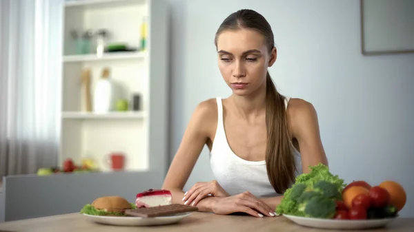 Femeia Subțire Alege Între Junk Food Legume Sănătoase Ezitare Dietă — Fotografie, imagine de stoc