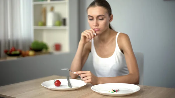 Ragazza Sottile Guardando Pillole Obesità Ossessione Perdita Peso Dipendenza — Foto Stock