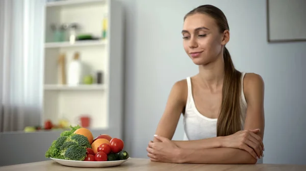 Mujer Feliz Mirando Plato Con Verduras Nutrición Saludable Estilo Vida — Foto de Stock