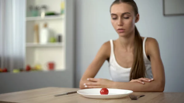 Donna Sottopeso Guardando Piccola Porzione Pasto Corpo Esausto Diete Gravi — Foto Stock