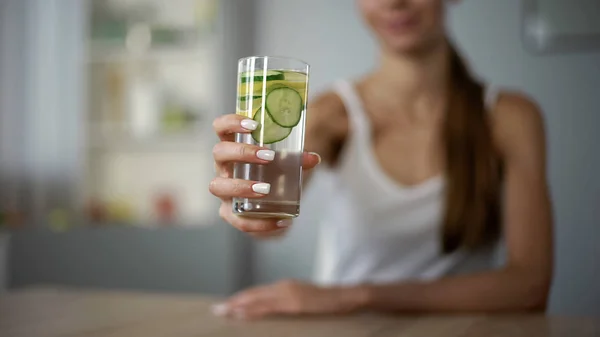 スリムな女の子は 健康な皮膚 体内の水分バランスの野菜飲料を提供しています — ストック写真