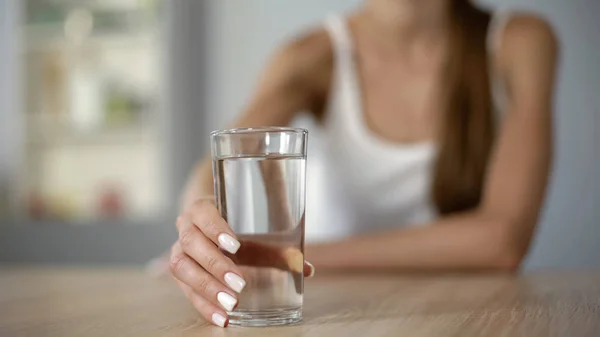 Menina Sorridente Oferece Vidro Água Mantém Corpo Hidratado Pele Hidratada — Fotografia de Stock